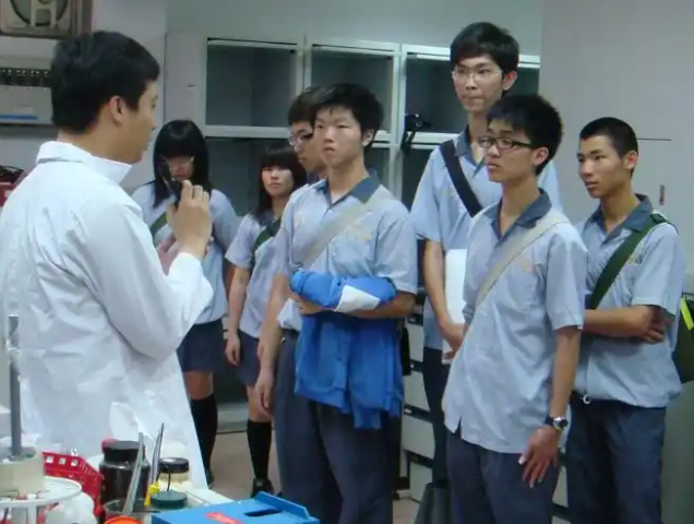 建造数字化精品课程完善空中课堂运行机制建立健全动态更新